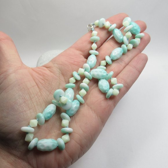 Uranium and Czech glass bead necklace - Picture 4 of 11